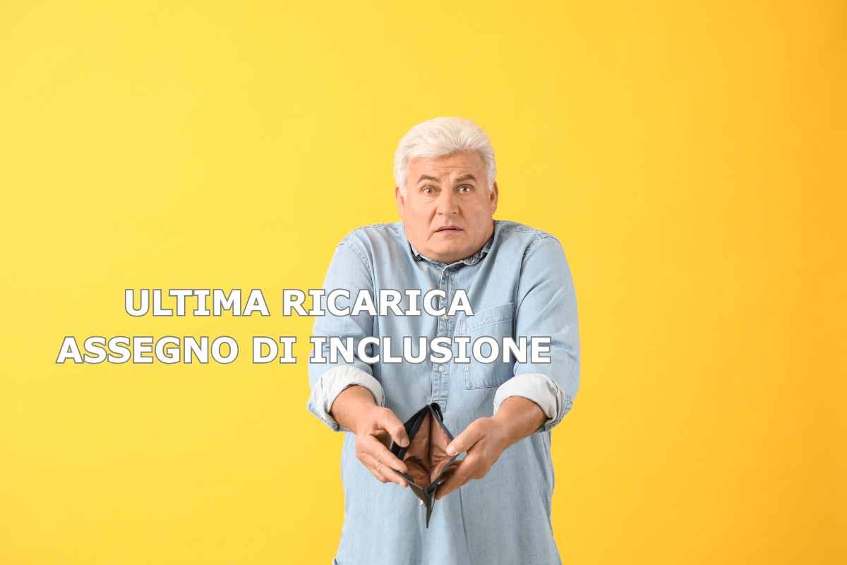 uomo mostra portafogli vuoto, scritta ultima ricarica assegno inclusione