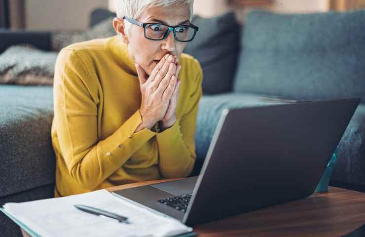 anziana sorpresa guarda pc