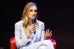 Chiara Ferragni che parla al microfono