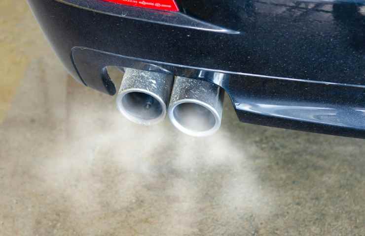 gas di scarico auto