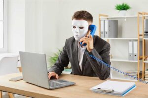 uomo mascherata fa telefonata