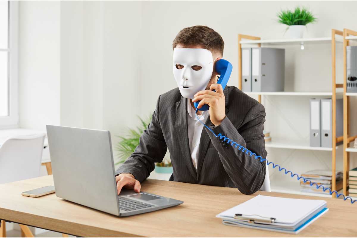 uomo mascherata fa telefonata