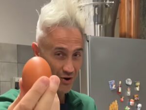 prof schettini mentre mostra un uovo