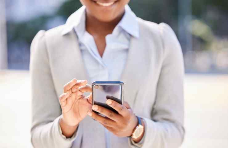 ragazza sorridente usa cellulare