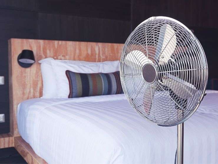 camera da letto e ventilatore