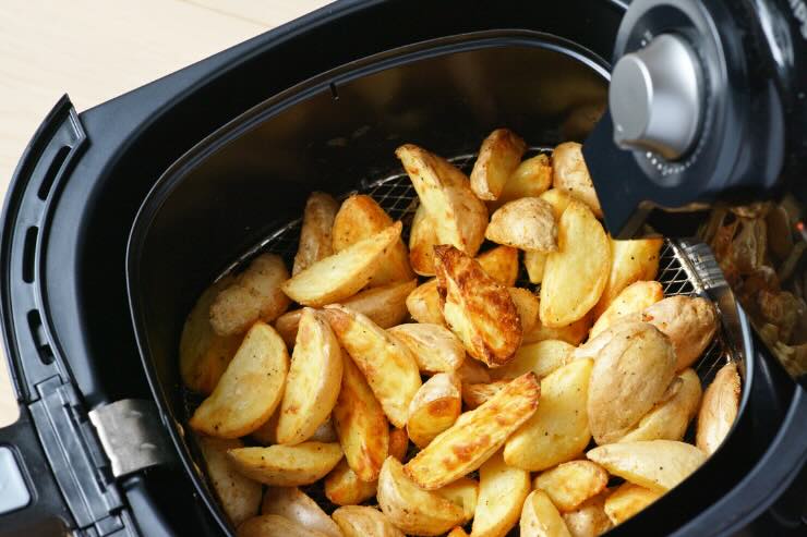 patate nella friggitrice ad aria