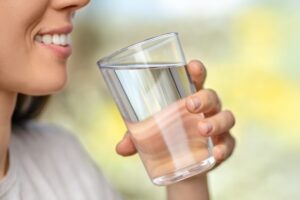 donna che beve bicchiere di acqua