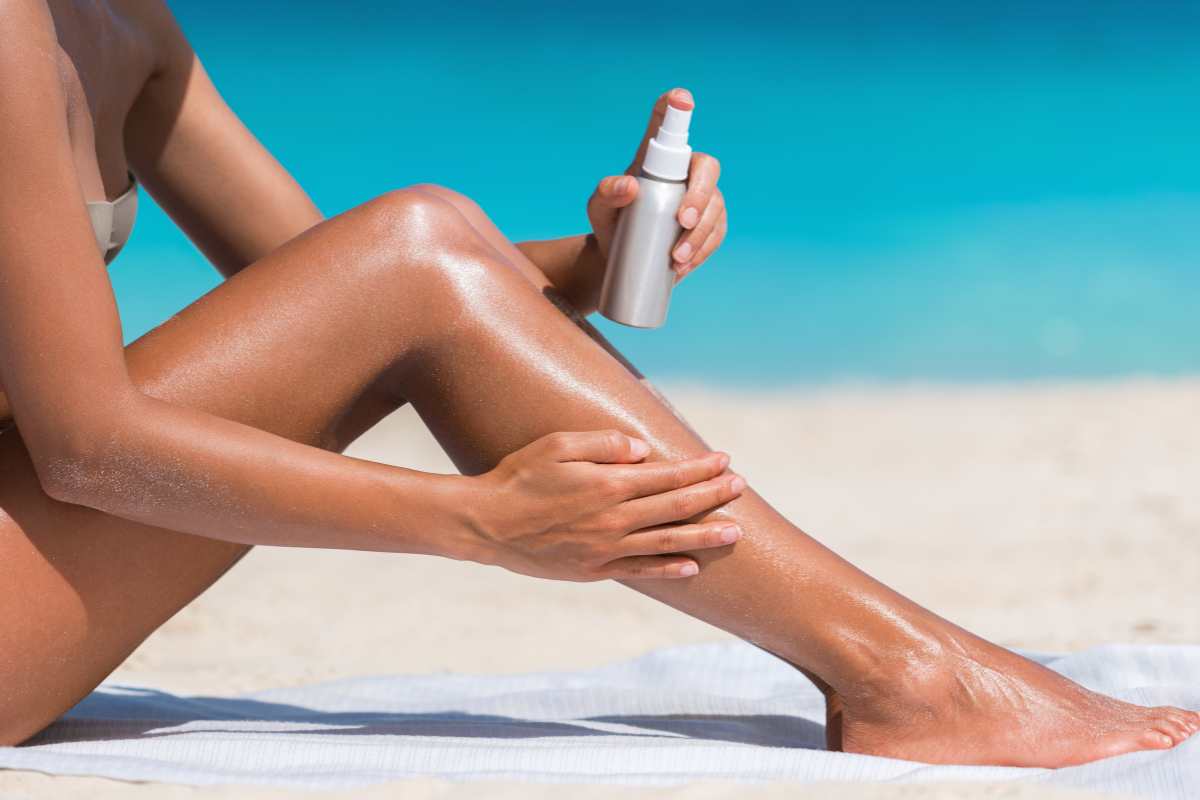 Donna si spalma la crema