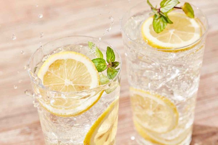 Bicchiere acqua e limone