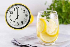 Bicchiere acqua e limone