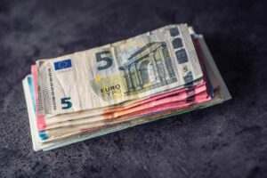 Banconote euro, mazzetta sopra il tavolo