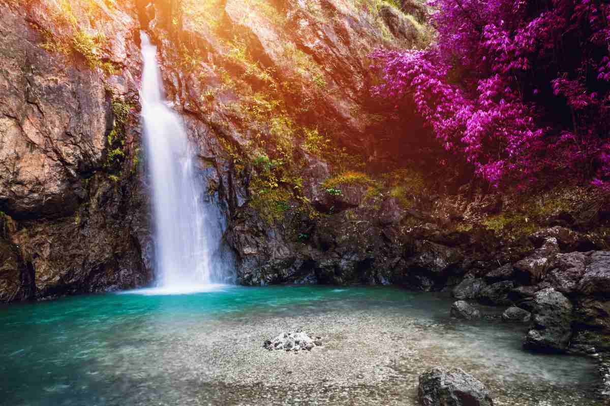 Cascata sul lago