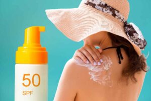Donna si spalma la crema