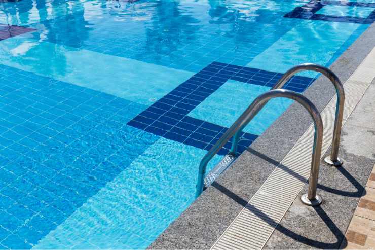 Bordo piscina con scaletta