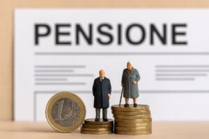 Sfondo con documento e scritta "pensioni". Miniatura di due anziani sopra a una pila di monete da un euro in primo piano