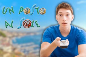 ragazzo con telecomando e logo upas