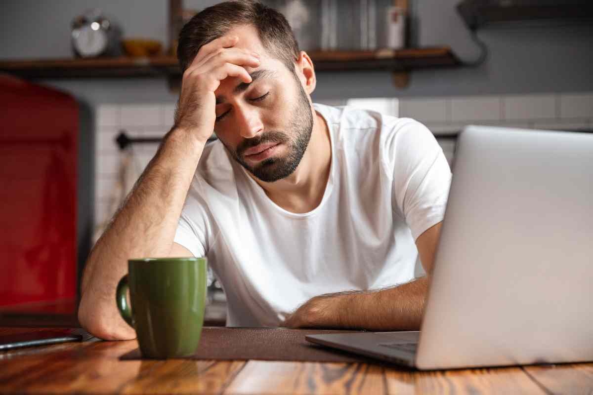 Uomo appisolato al pc