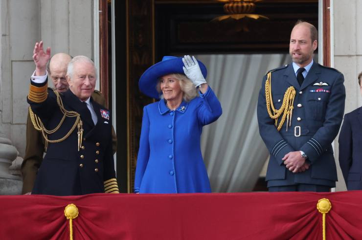 Camilla, Carlo e William sul balcone di Buckingham Palace
