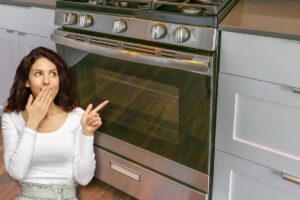 Donna indica stupita il forno
