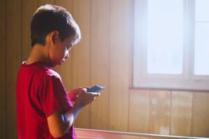 bambino con smartphone