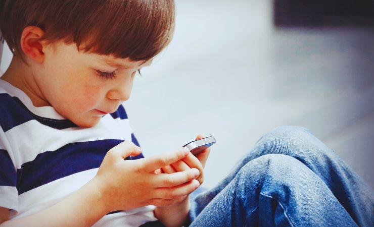 bimbo allo smartphone