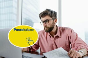 Un ragazzo al computer e, in evidenza, il logo di Poste Italiane