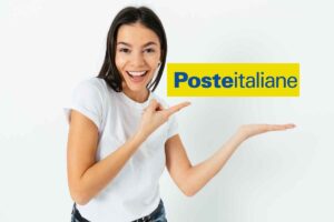 ragazza sorridente indica logo poste italiane