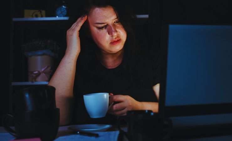 ragazza beve caffe di sera
