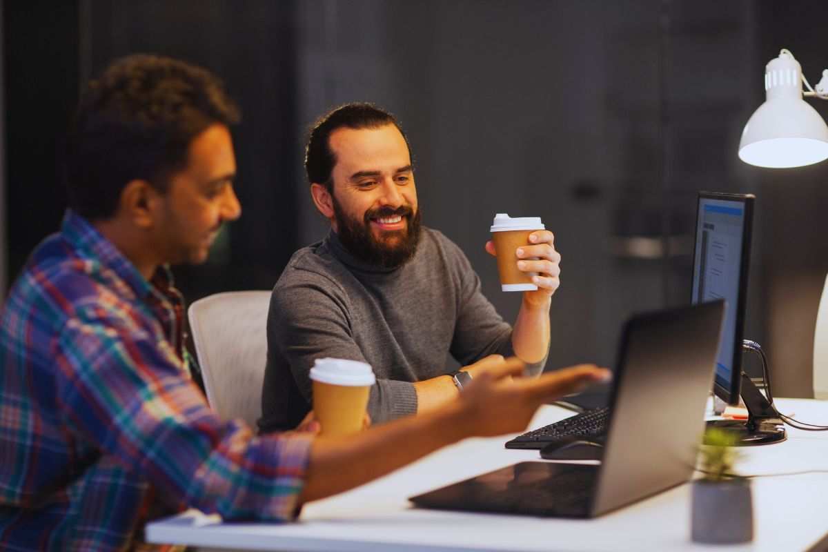 ragazzi bevono caffè al computer