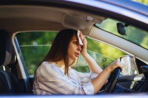 ragazza sente caldo in auto
