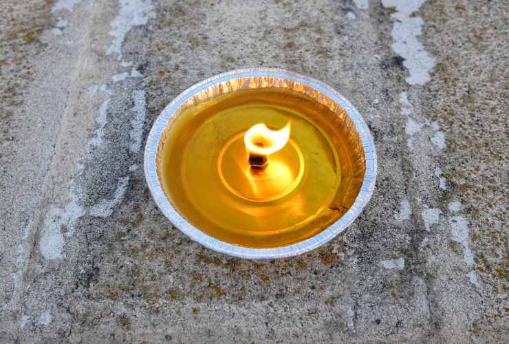 candela di citronella sul pavimento