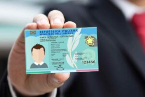 uomo mostra carta identità elettronica