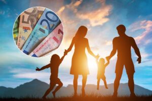 collage sagome di famiglia e banconote euro
