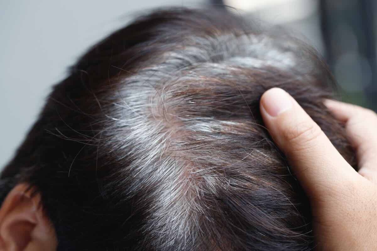 mano su capelli grigi