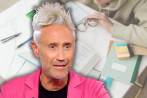 schettini in primo piano e libri e quaderni sulla scrivania