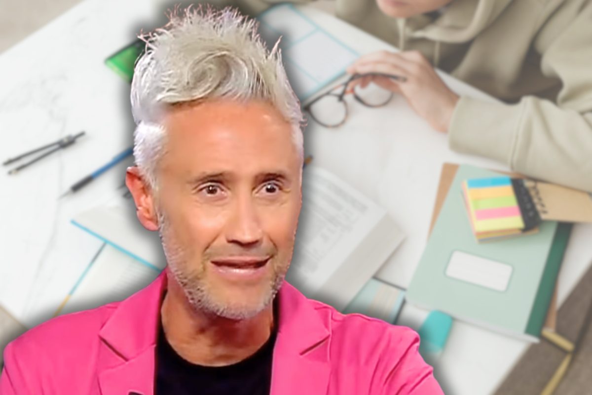 schettini in primo piano e libri e quaderni sulla scrivania
