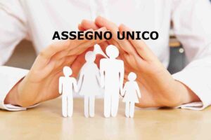mani proteggono sagome famiglia, scritta assegno unico