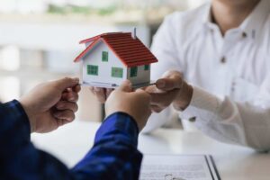 persone si passano modello casa