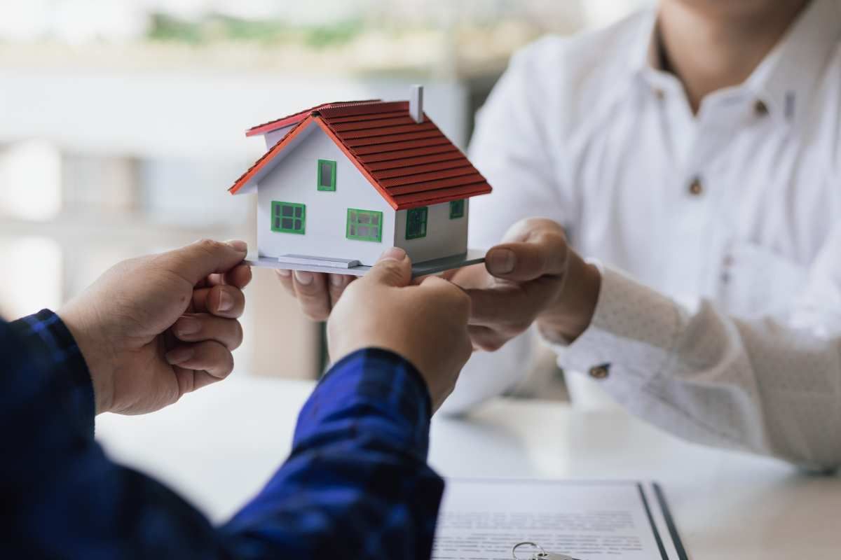 persone si passano modello casa