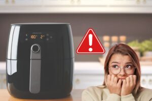 Ragazza preoccupata e friggitrice ad aria nello sfondo