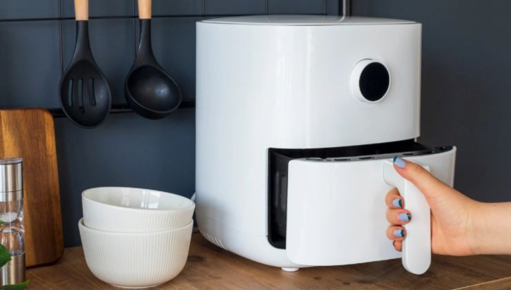 Friggitrice ad aria in cucina
