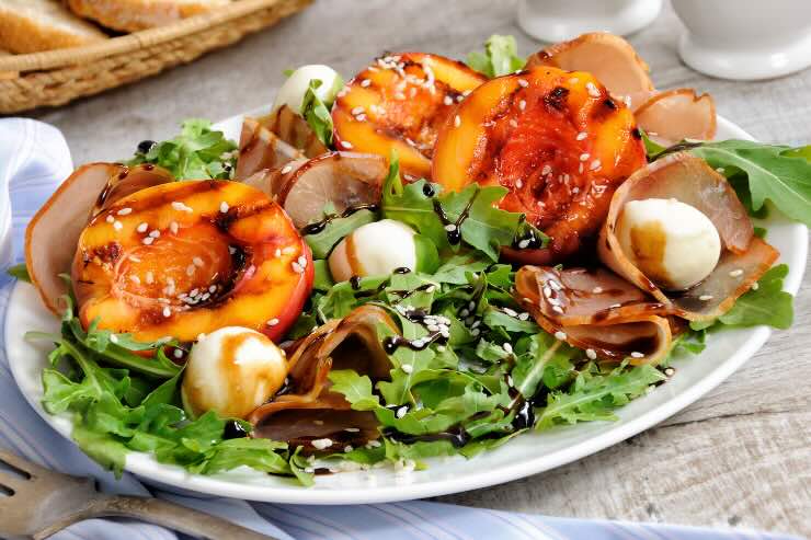 insalata mista con pesche
