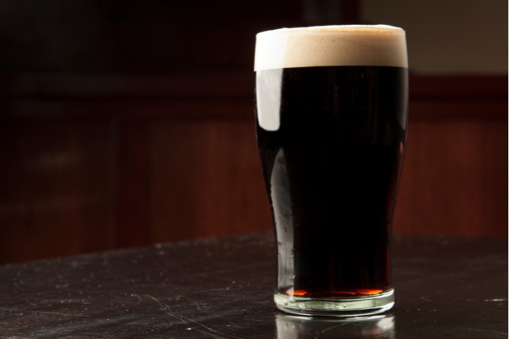 bicchiere di birra scura