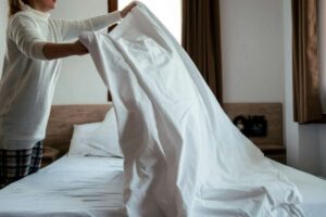 donna che rifà il letto