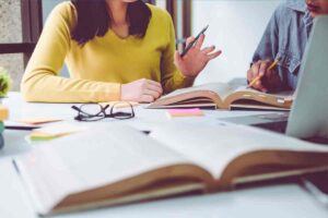 libri aperti, persone che parlano