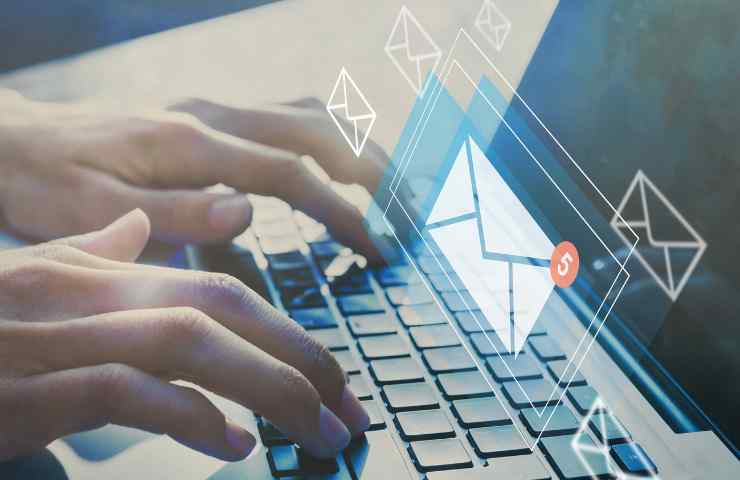 peresona alla tastiera pc, con notifica mail