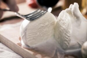 Schiacciare mozzarella con forchetta