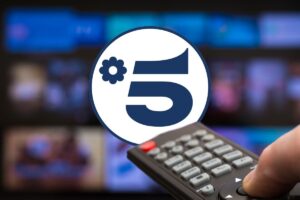 telecomando, tv e logo canale 5