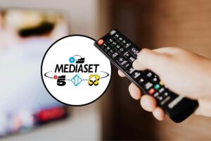 telecoamndo in mano e logo mediaset