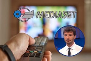 telecoamando puntato alla tv, de martino in cornice e logo mediaset